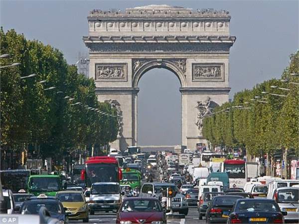 driving in france - arc du triumph