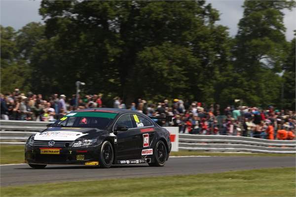 Oulton Park enjoyed a bumper crowd on Sunday as Árón left Ches