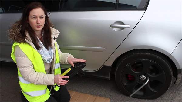 Service Academy: How to change a flat tyre